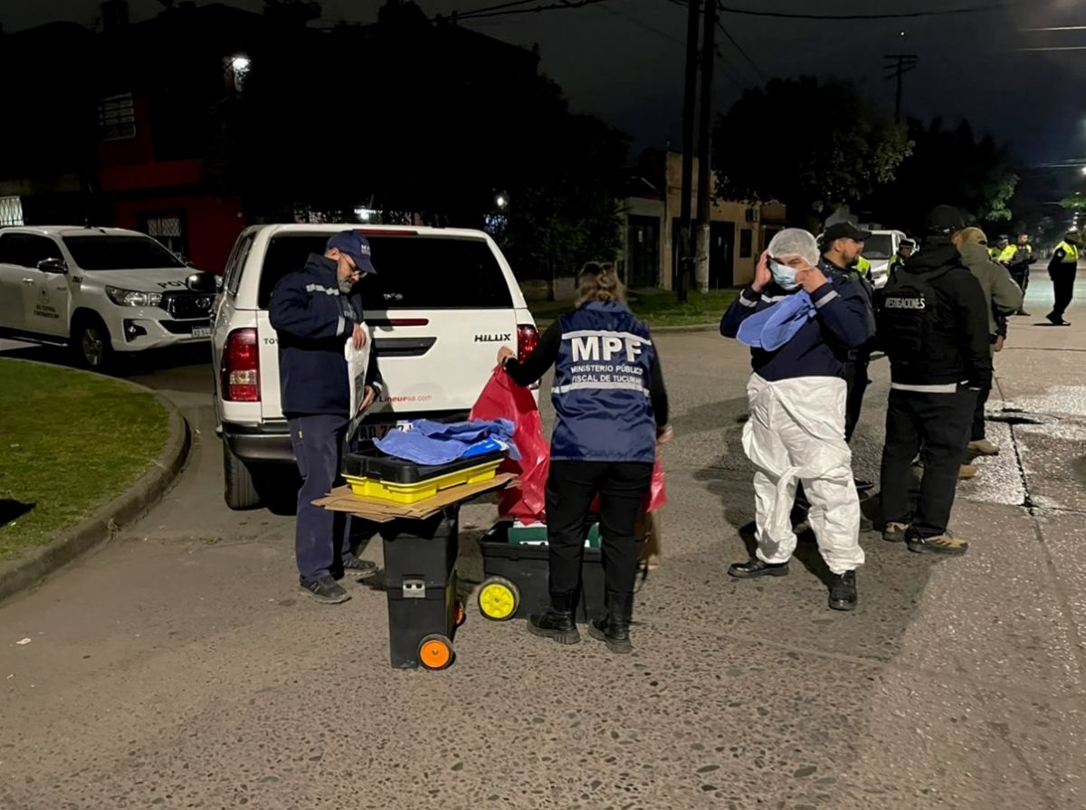 EN ACCIÓN. Los peritos del ECIF preparan los equipos para intervenir en la escena.