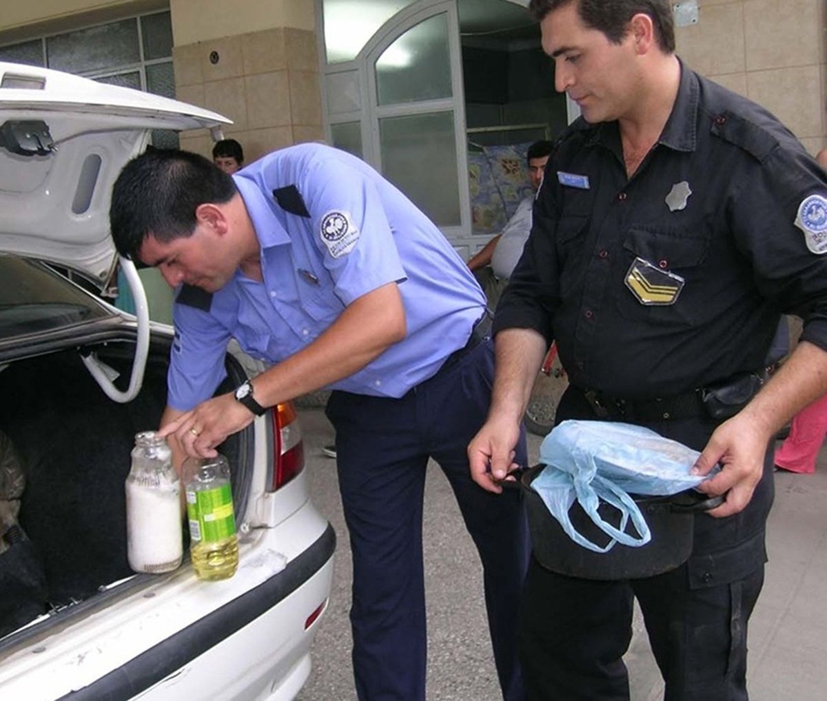 EVIDENCIAS. Los policías secuestraron los restos del guiso de pollo que había cocinado la sospechosa.