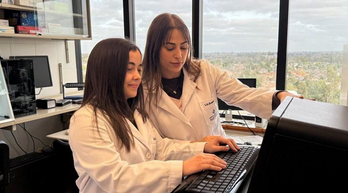 INVESTIGACIÓN PRECLÍNICA. Bárbara Bueloni, primera autora del trabajo (der.) con Lucía Lameroli en un laboratorio del Instituto de Investigaciones en Medicina Traslacional.