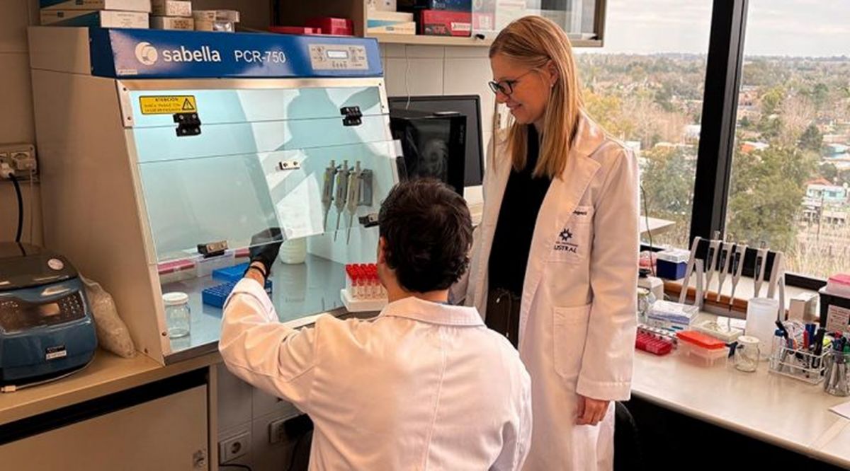 INVESTIGACIÓN PRECLÍNICA. Catalina Atorrasagasti (der.), investigadora del Conicet, y Brian Martínez en un laboratorio del Instituto de Investigaciones en Medicina Traslacional.