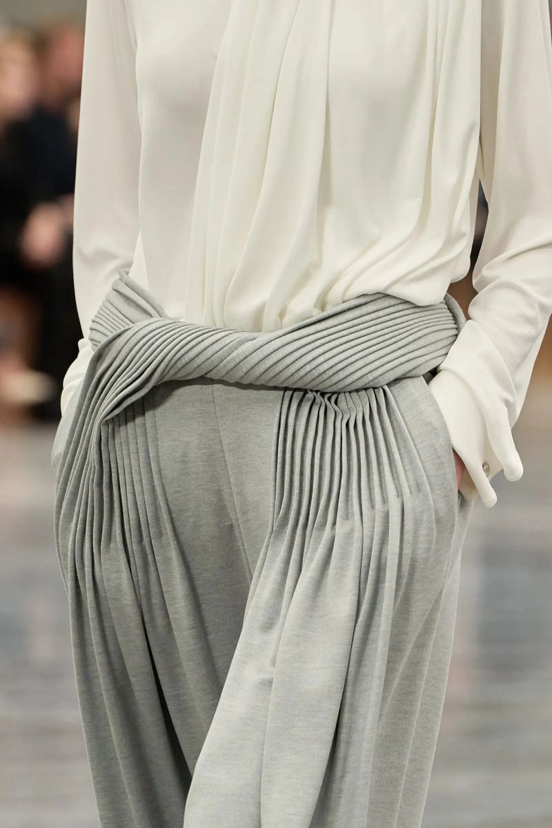 De los drapeados al volumen: cinco tendencias de moda que van a dominar la Primavera-Verano 2026
