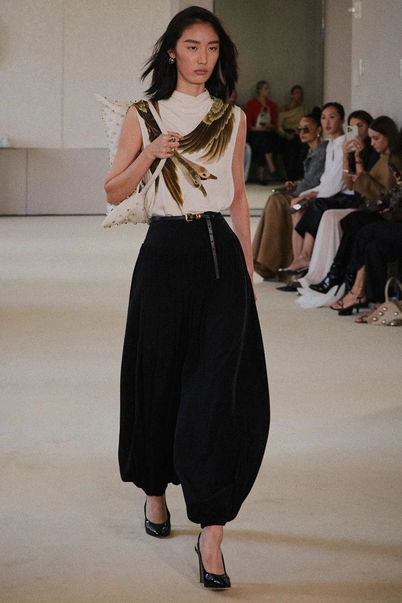 De los drapeados al volumen: cinco tendencias de moda que van a dominar la Primavera-Verano 2026