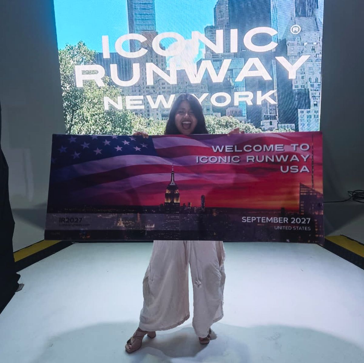RUMBO A NUEVA YORK. Natalia Orozco sostiene el boleto que la llevará a presentar Chinita Cuzca en la Semana de la Moda de Nueva York, el próximo 10 de septiembre. / GENTILEZA DE NATALIA OROZCO