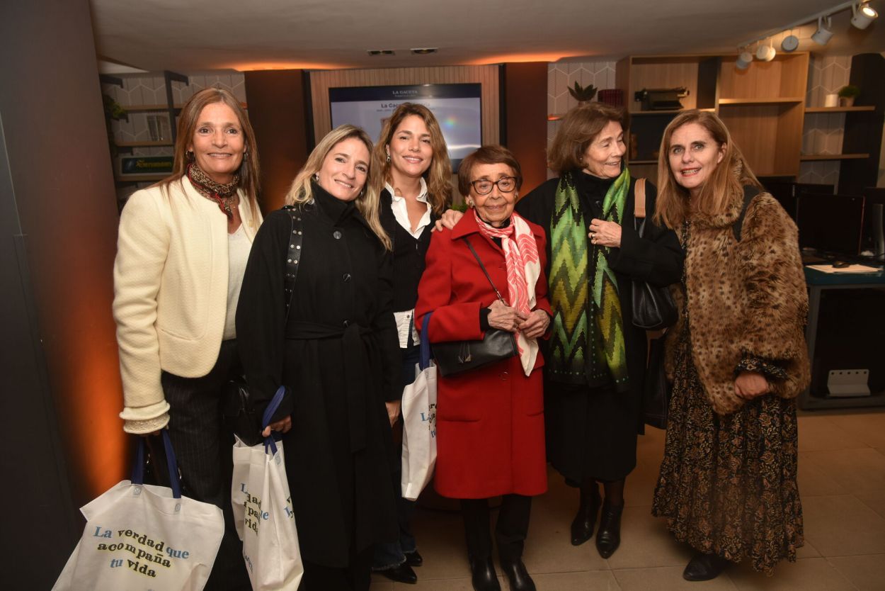 Flavia, Diana y Eugenia Páez de la Torre, Sara Peña, Flavia Allende de Páez de la Torre y Solana Colombres.