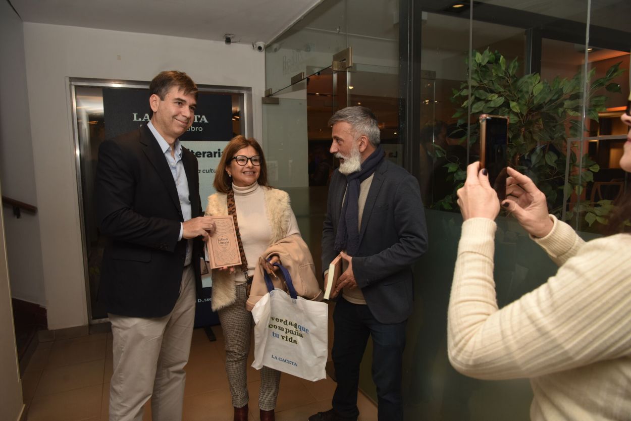 FIRMA DE EJEMPLARES. Daniel Dessein con Magena Valentié y Luciano Jorrat.