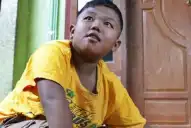 Cómo luce hoy Ardi Rizal, el niño que se hizo viral por fumar 40 cigarrillos al día
