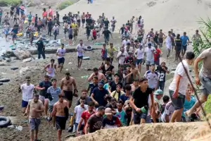 España investigará la entrada masiva de migrantes a Ceuta