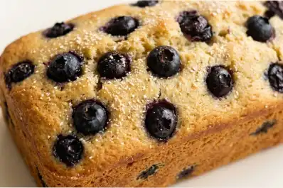Budín de avena y arándanos saludable: cómo hacer la versión húmeda, sin harinas refinadas ni azúcares
