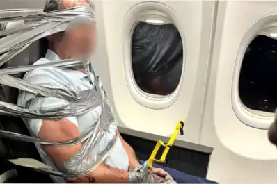 Ataque y pánico en el aire: un hombre terminó atado con cinta adhesiva a su asiento en pleno vuelo