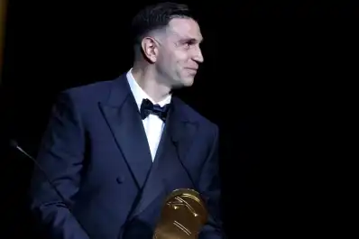 Dibu Martínez fue nominado al premio Yashin: contra quiénes competirá por el Balón de Oro