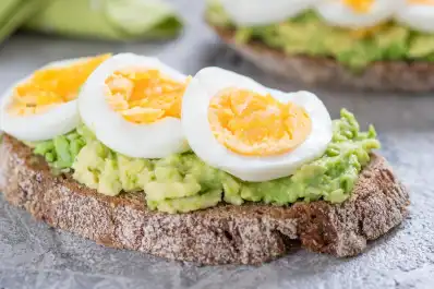El secreto de la saciedad: por qué el pan de la mañana te deja con hambre a media mañana