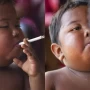 Cómo luce hoy Ardi Rizal, el niño que se hizo viral por fumar 40 cigarrillos al día