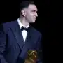 Dibu Martínez fue nominado al premio Yashin: contra quiénes competirá por el Balón de Oro