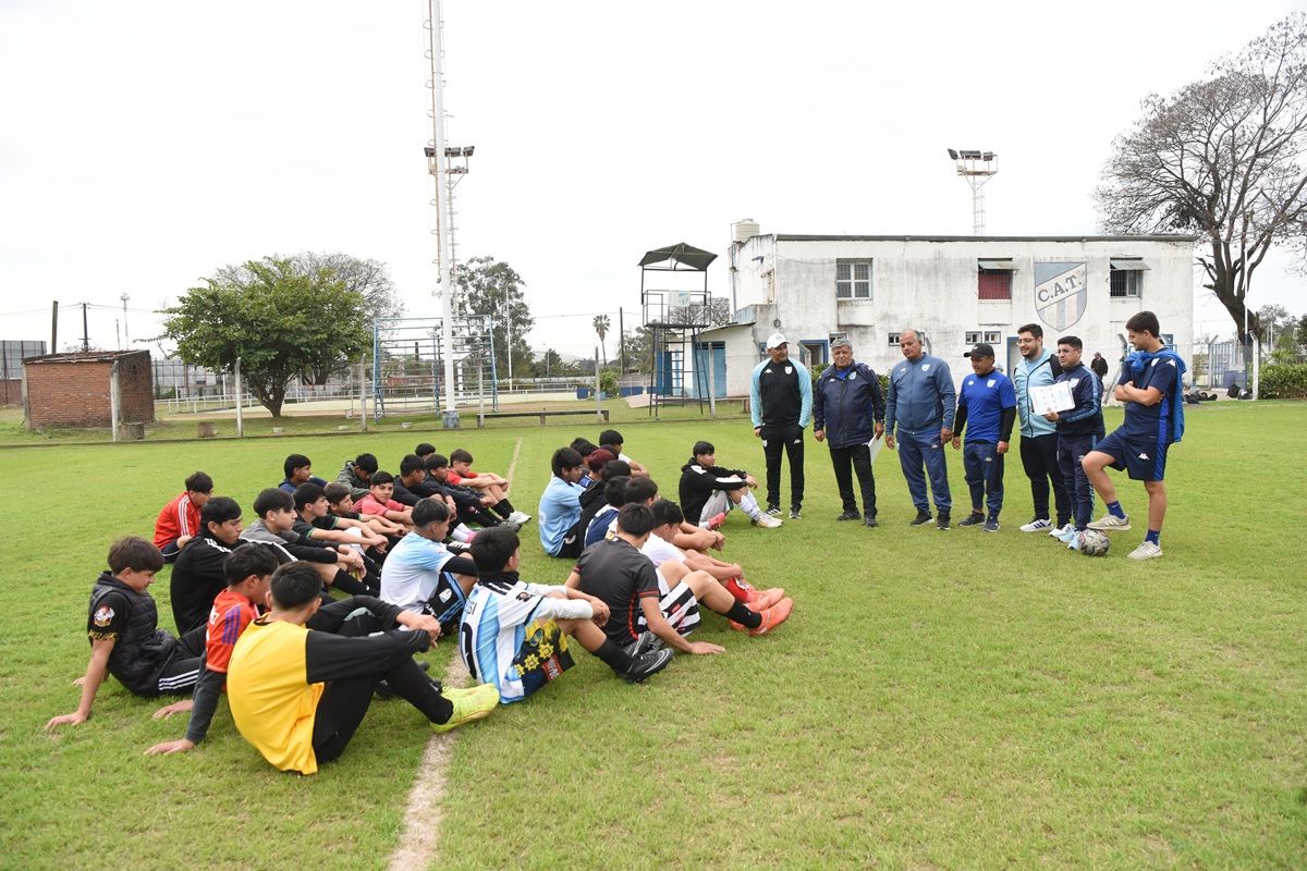 BÚSQUEDA. Integrantes del área de captación de Atlético observan a un grupo de juveniles durante una prueba realizada en el complejo del club.