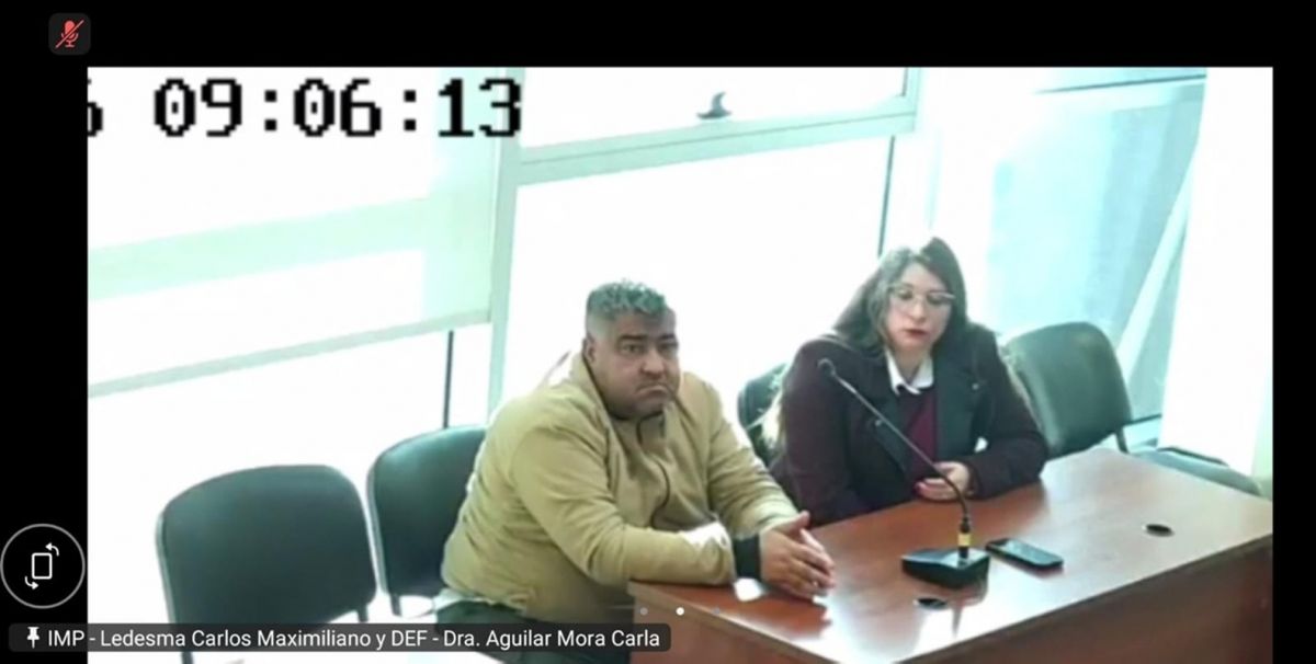 EL ACUSADO. Carlos Maximiliano Ledesma y su abogada momentos antes de que se homologara el acuerdo al que había arribado.