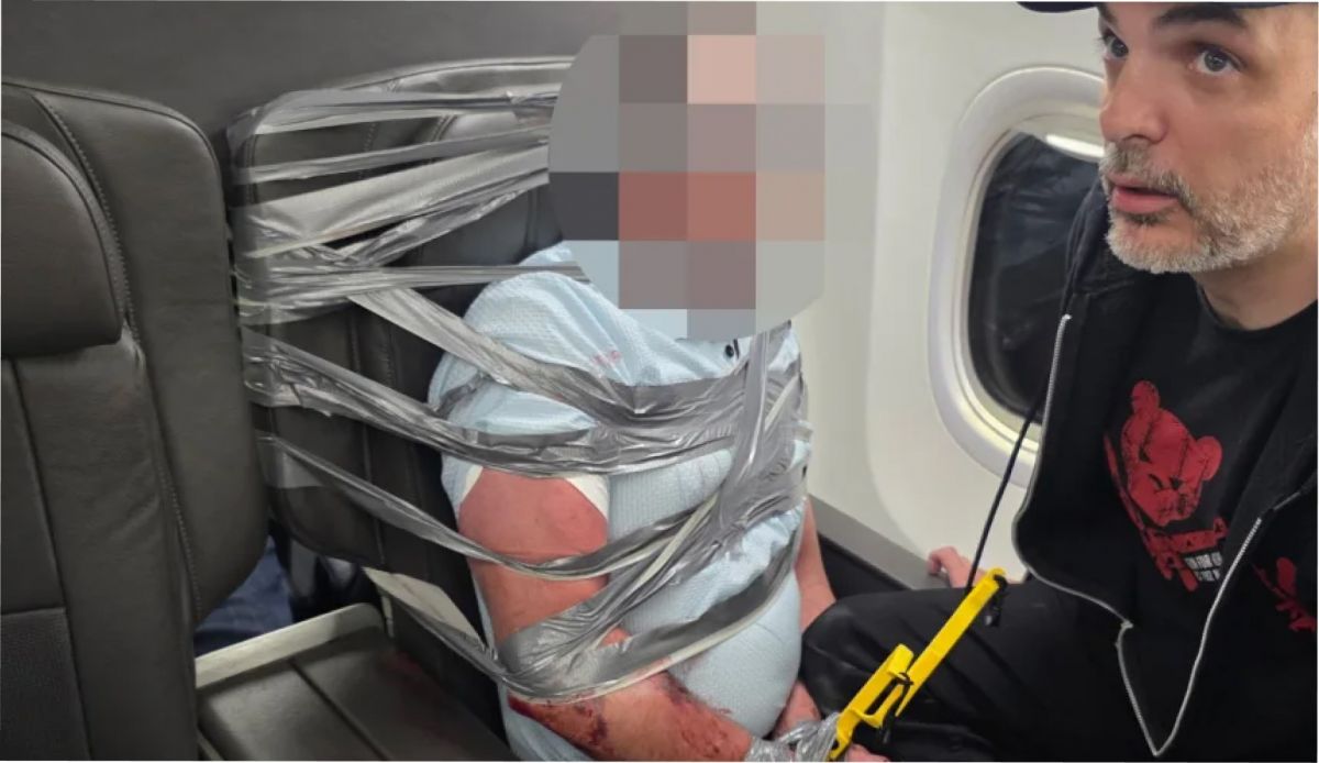 Richard Olenick se encuentra junto al pasajero en el vuelo de American Airlines. Imagen: Juan Mejía/ CNN