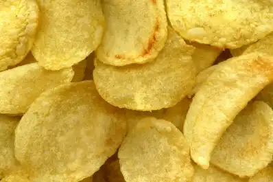 Cómo hacer papas fritas de paquete en casa: el secreto para que queden súper crocantes