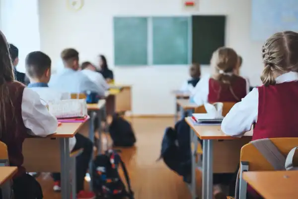 Escuela mixta no es lo mismo que coeducación: qué cambia cuando varones y mujeres comparten el aula