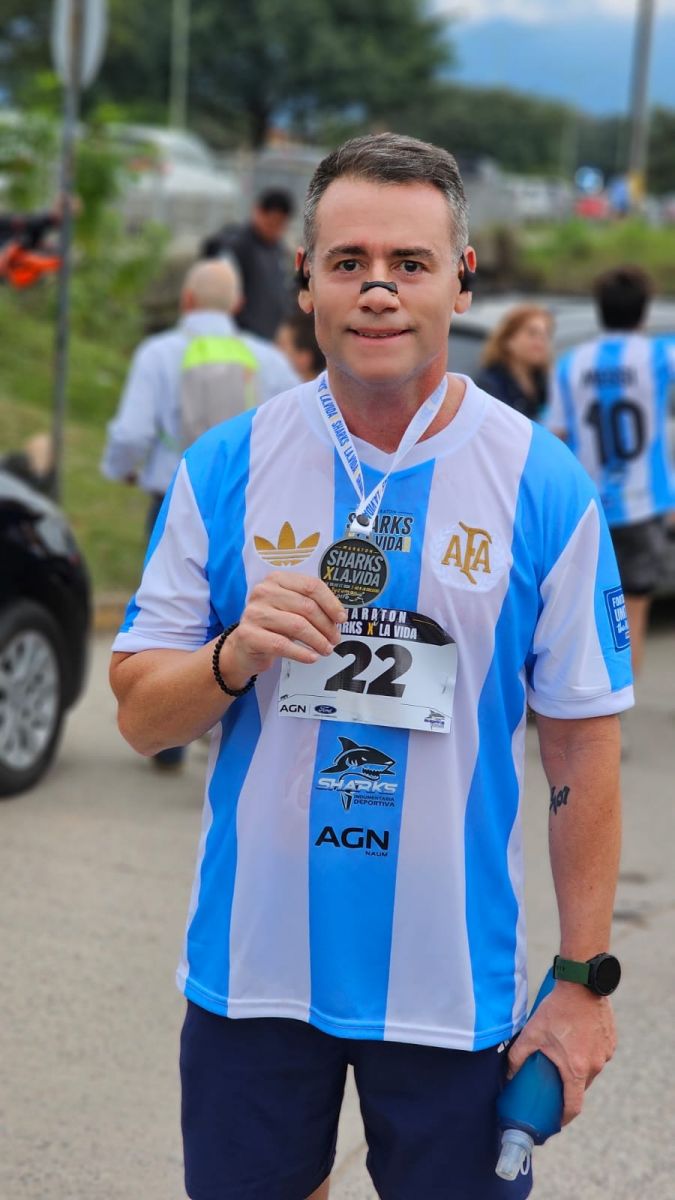 CON LA MEDALLA. Juan sumó kilómetros y podios a lo largo de 2026. 