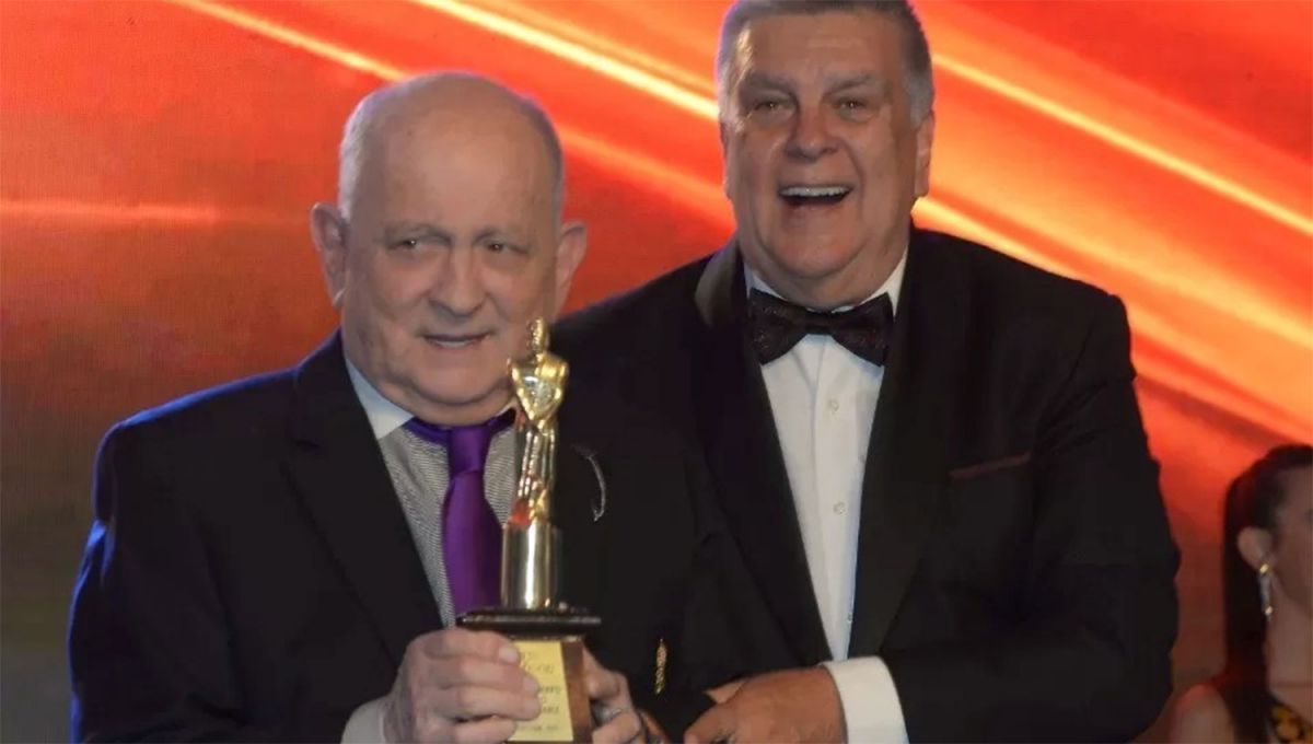 DE ORO. En 2022, Luis Ventura le entregó a Chiche el Martín Fierro de Oro.