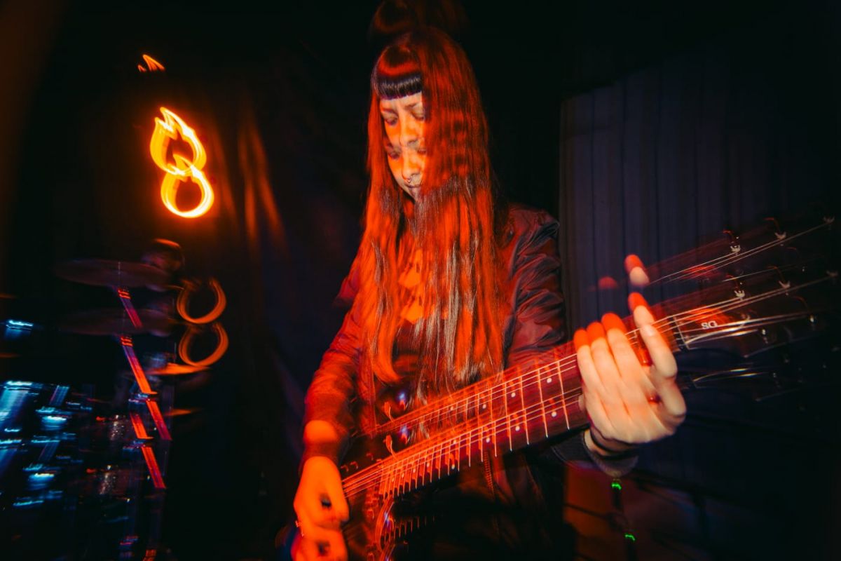 LA NUEVA GUITARRA DE LA BANDA. Vicky García se incorporó a La Llorona antes de su presentación en el Norte Rock. / MATILDE TERÁN
