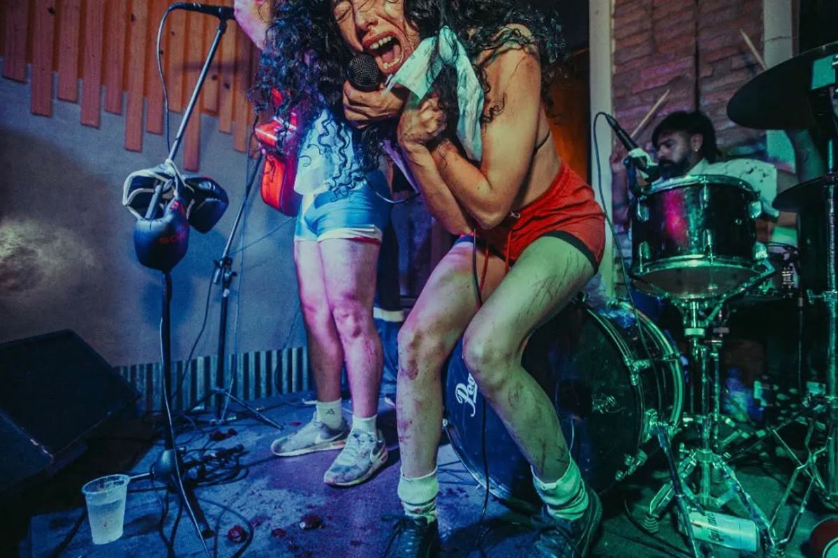 UNA ARTISTA SIN UN SOLO CAMINO. Camila Plaate combina música, actuación y experimentación. / MATILDE TERÁN