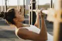 Ejercicios para después de los 50: una rutina de cinco minutos para ganar fuerza y cuidar las articulaciones