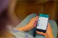 El truco para tener un chat secreto en WhatsApp sin archivarlo y sin que nadie lo note