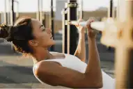 Ejercicios para después de los 50: una rutina de cinco minutos para ganar fuerza y cuidar las articulaciones