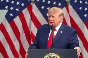 Trump apuntó contra quienes piden frenar la IA y lanzó una advertencia sobre China
