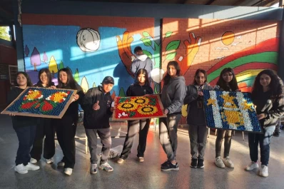 Transforman materiales descartados en arte y convierten a los alumnos en autores de una experiencia colectiva