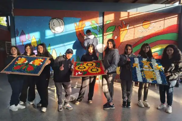 Transforman materiales descartados en arte y convierten a los alumnos en autores de una experiencia colectiva