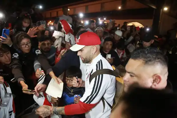 Locura por River en Tucumán: así fue el multitudinario recibimiento en el Abasto