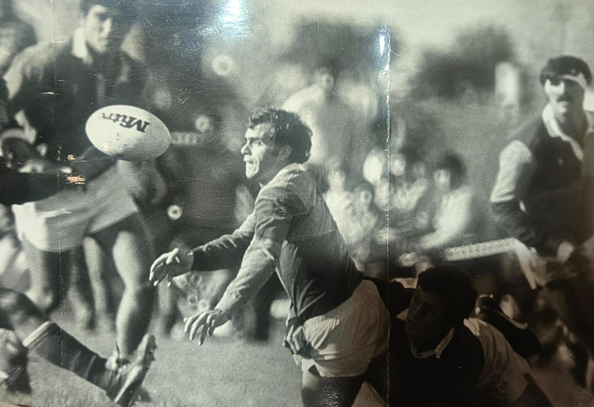 CON LA PELOTA. Ricardo Sauze fue apertura durante toda su carrera y construyó desde ese puesto buena parte de su historia con Tucumán Rugby y La Naranja.
