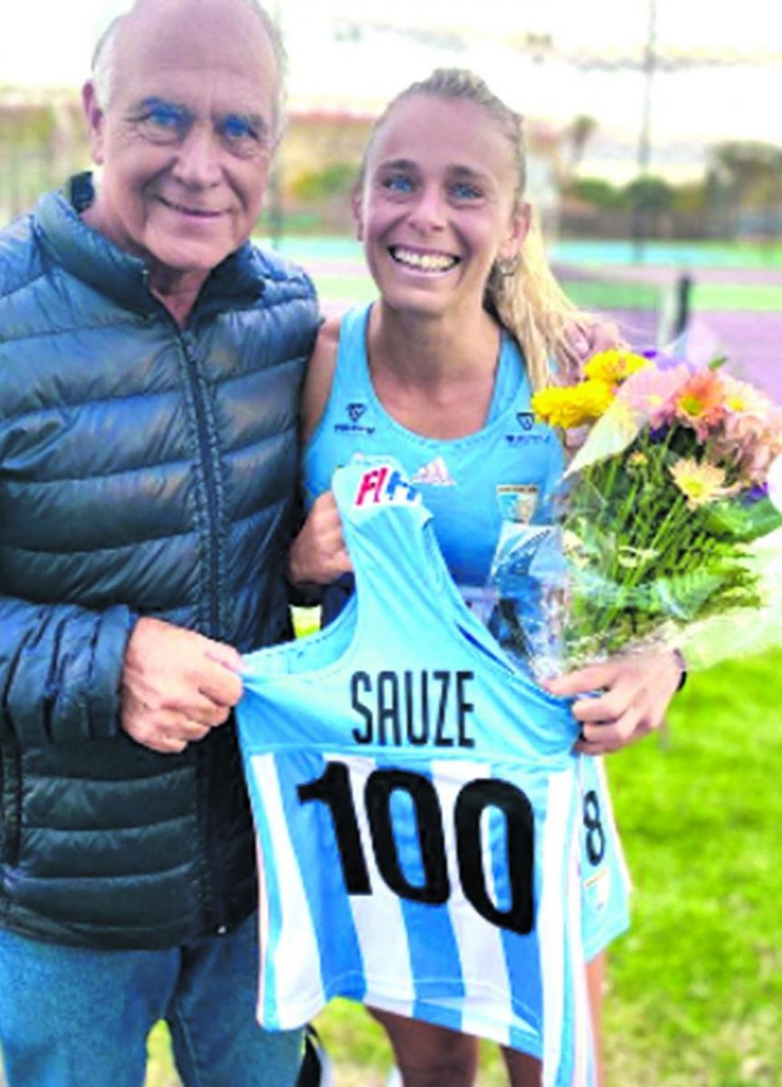 ORGULLO DE PADRE. Ricardo junto a Victoria durante el reconocimiento por sus 100 partidos con la camiseta de Las Leonas.