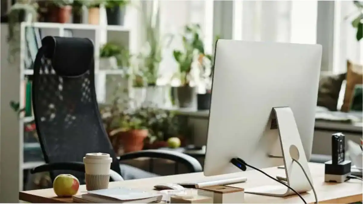 Dónde ubicar el escritorio para hacer home office, atraer el éxito y concentrarte mejor, según el Feng Shui