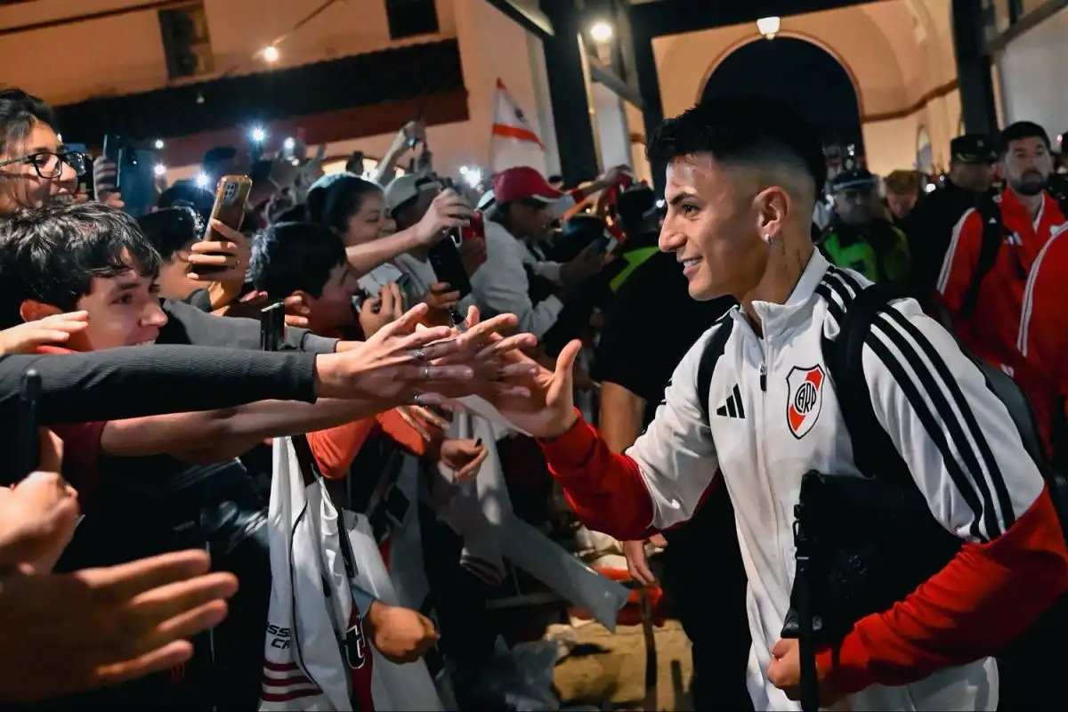 Ayer, los jugadors de River recibieron el calor de sus hinchas, en Tucumán