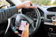 Saben que el celular al volante es riesgoso, pero igual lo usan
