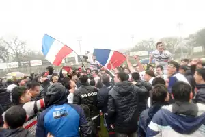 La lluvia no frenó la fiesta blanca en La Caldera del Parque