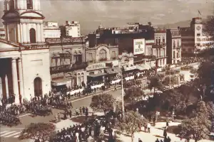 Recuerdos fotográficos: el pequeño galeón frente a la plaza