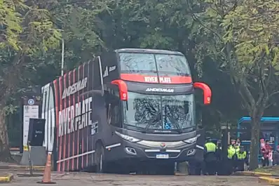 El colectivo de River quedó atascado en el hotel y demoró el traslado al estadio