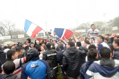 La lluvia no frenó la fiesta blanca en La Caldera del Parque