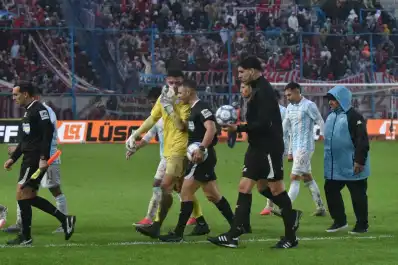 Mirá las dos polémicas de Atlético Tucumán-River que desataron la bronca de Falcioni