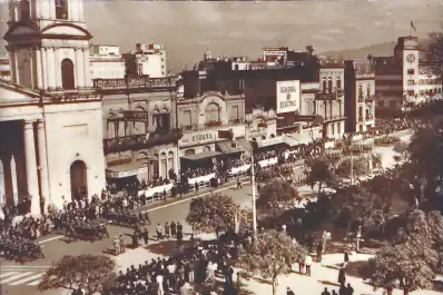 Recuerdos fotográficos: el pequeño galeón frente a la plaza