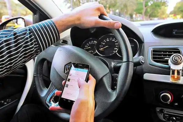 Saben que el celular al volante es riesgoso, pero igual lo usan
