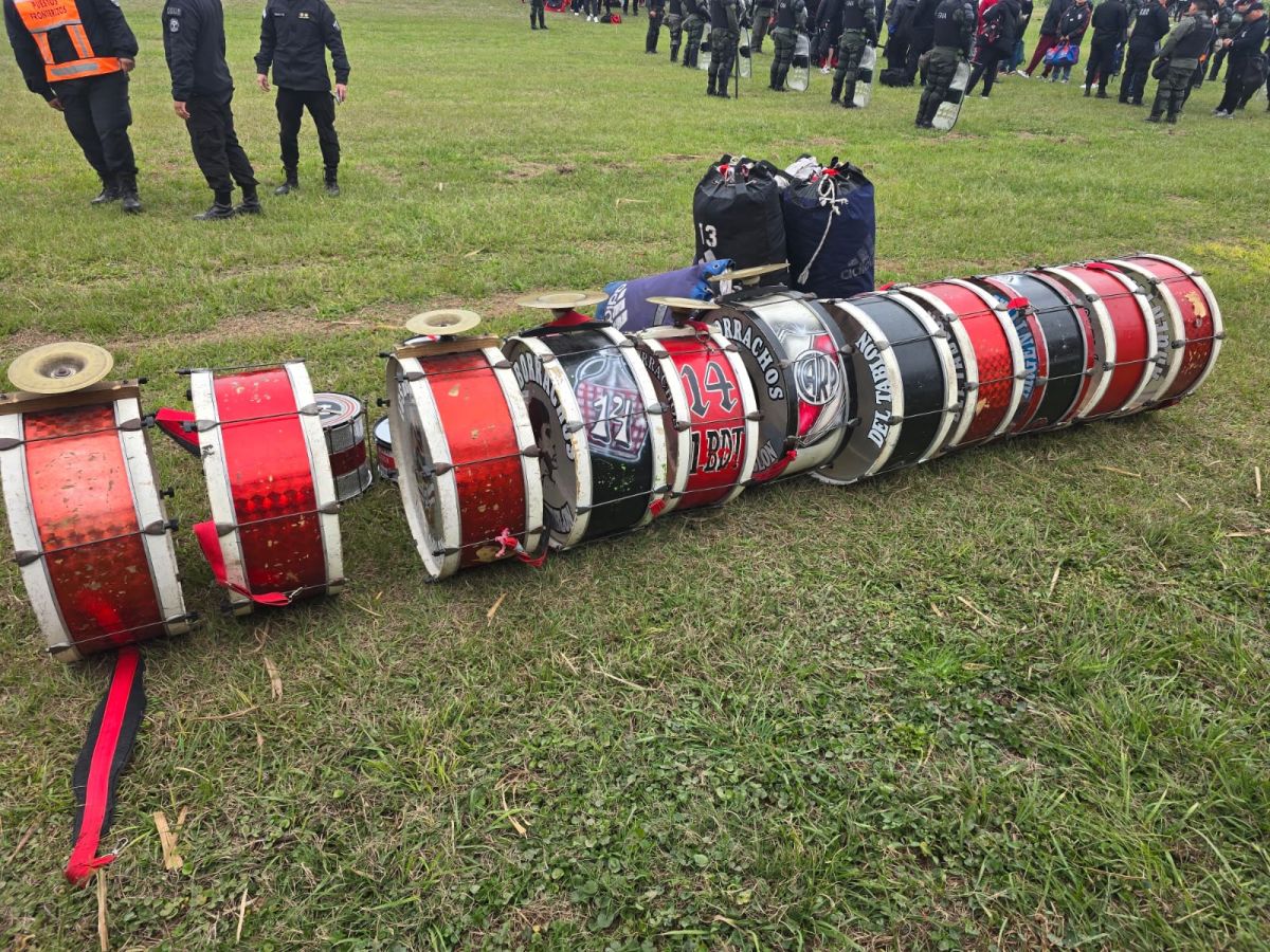 Atlético-River: secuestraron bebidas alcohólicas durante un control a hinchas visitantes