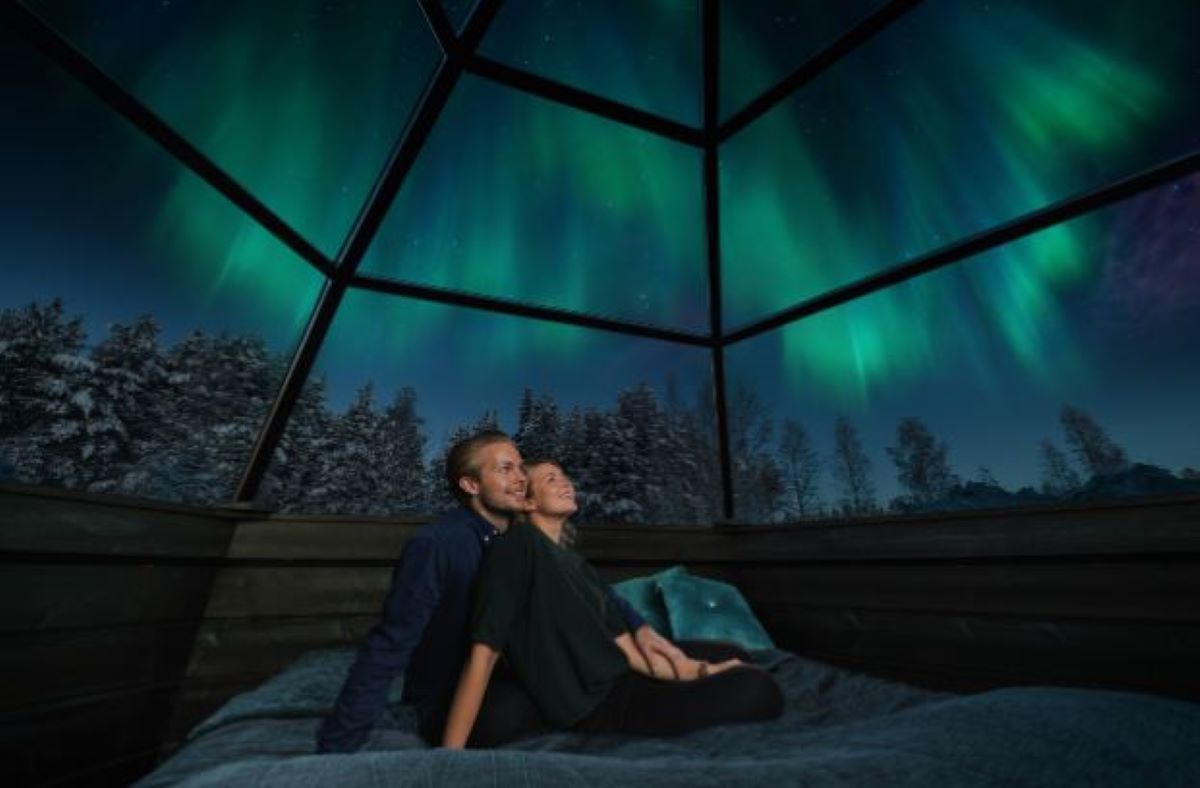 EN LAPONIA. Iglúes de cristal con techo calefaccionado contemplando auroras boreales es una opción. Laponia se extiende por cuatro países: Finlandia, Suecia, Noruega y Rusia.