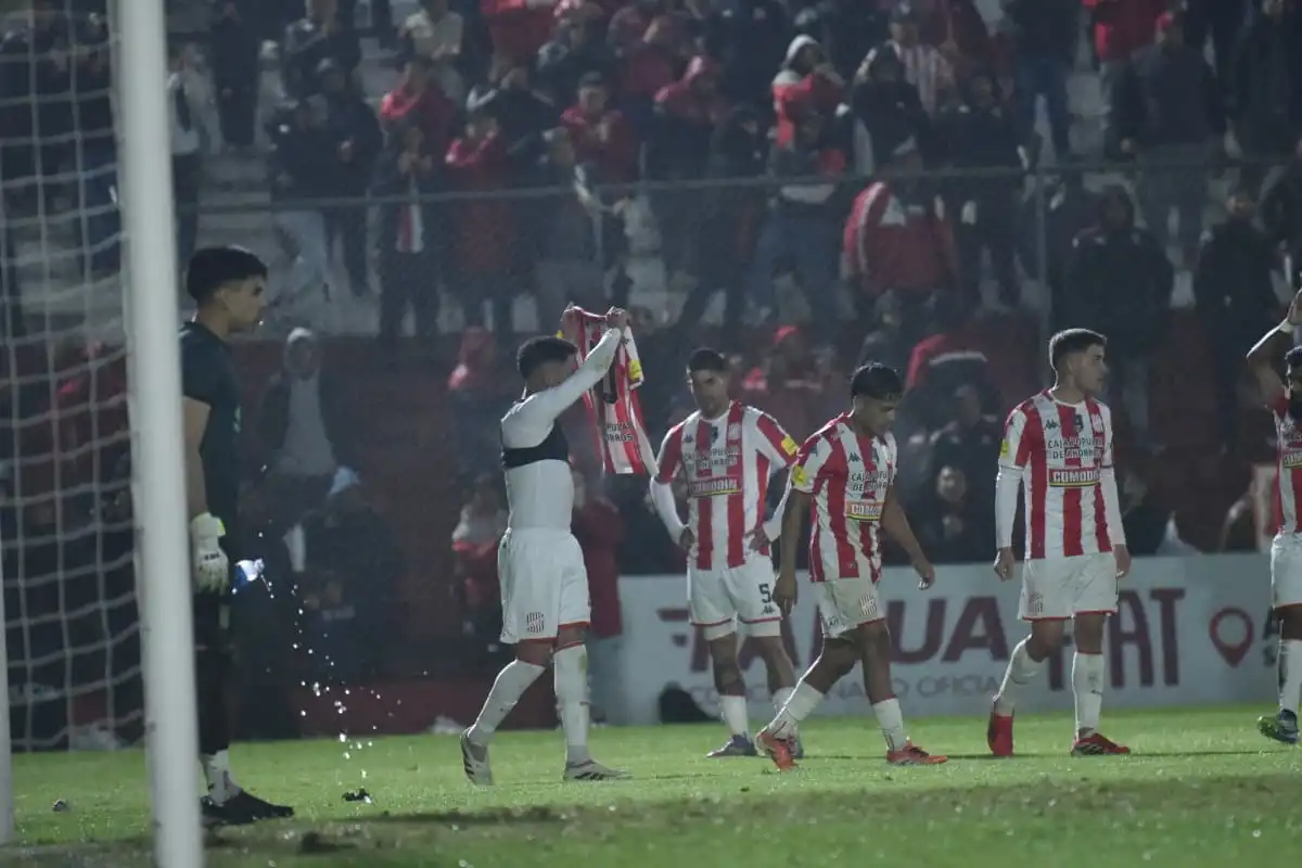 IDOLATRÍA. Carabajal, fanático de Messi, mostró su camiseta ante La Ciudadela tras marcar el 1-0 y protagonizó un festejo con sello propio.