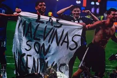 Ciro y Los Persas sorprendió en el Norte Rock con un homenaje a la Selección y a las Islas Malvinas