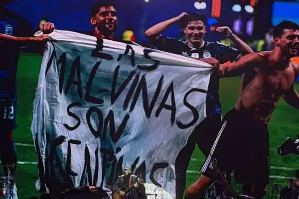 Ciro y Los Persas sorprendió en el Norte Rock con un homenaje a la Selección y a las Islas Malvinas